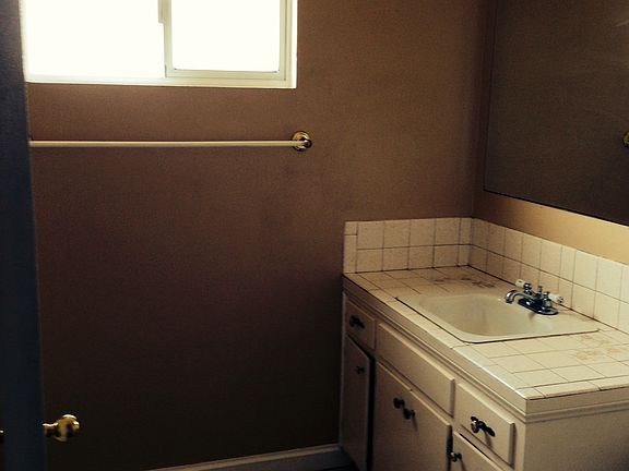 5th image of 422 Staunton St
