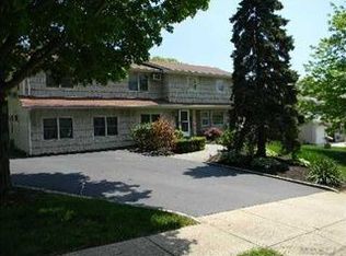 113 Grissom Way, Hauppauge, NY 11788