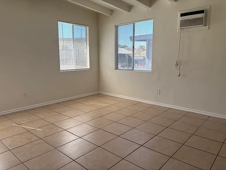 15558 Hesperia Rd #A — Photo 11