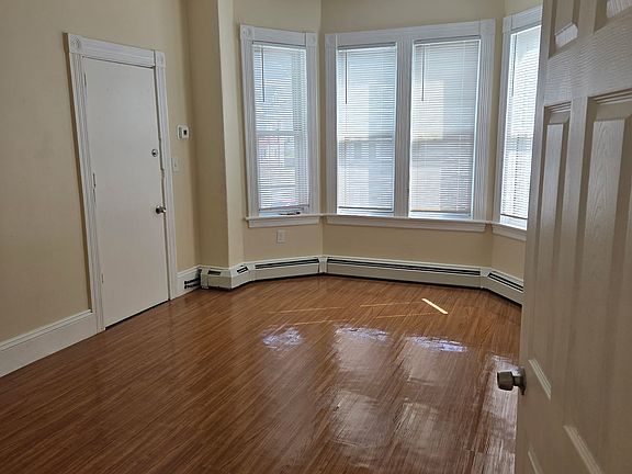 4th image of 324 Willow St #4