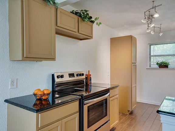 5th image of 531 Sun Valley Dr