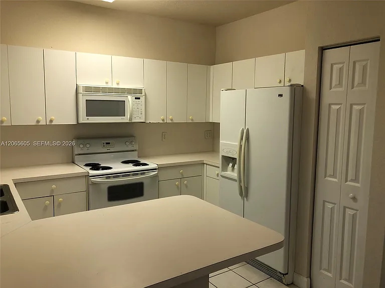 2733 NE 3rd Ct #103 — Photo 3