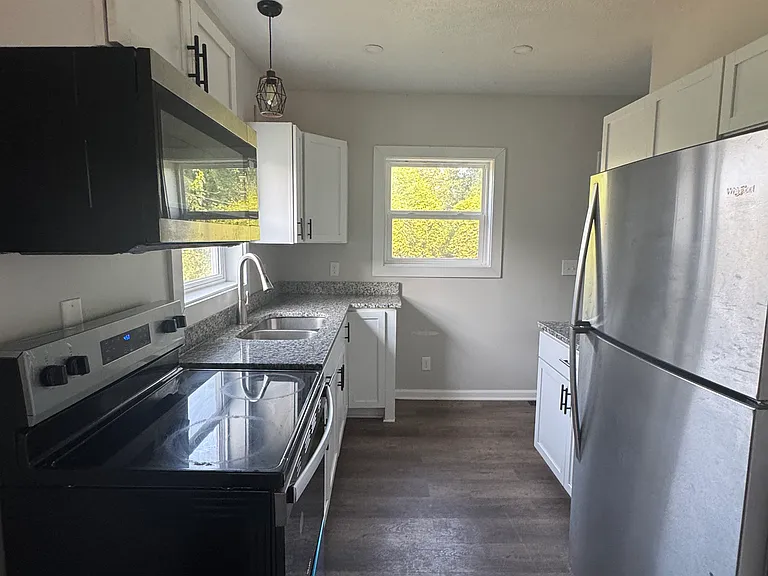6131 S 33rd St — Photo 2