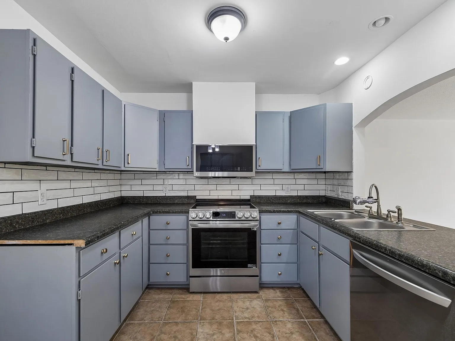 3 bed, 2.5 bath, 1415 sqft, $2,100 — Photo 3