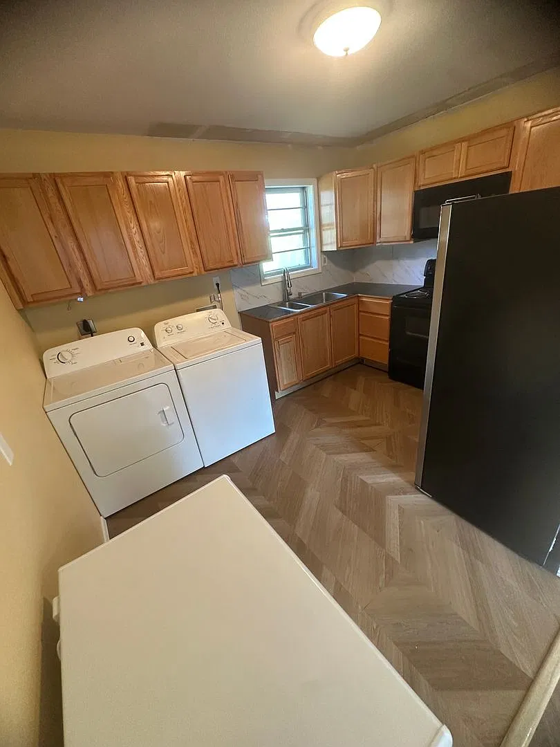 Springfield Home- Move in Today! — Photo 2