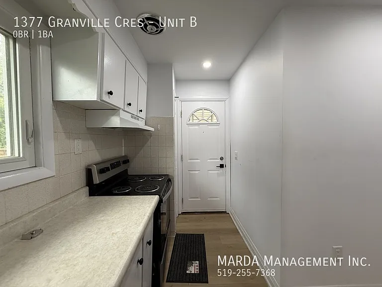 1377 Granville Cres #B — Photo 4