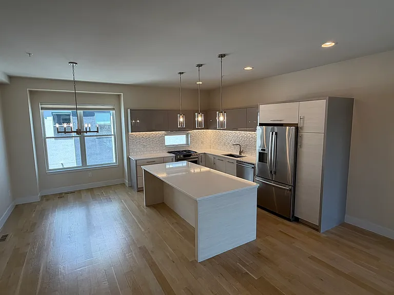 1716 Hooker St — Photo 5