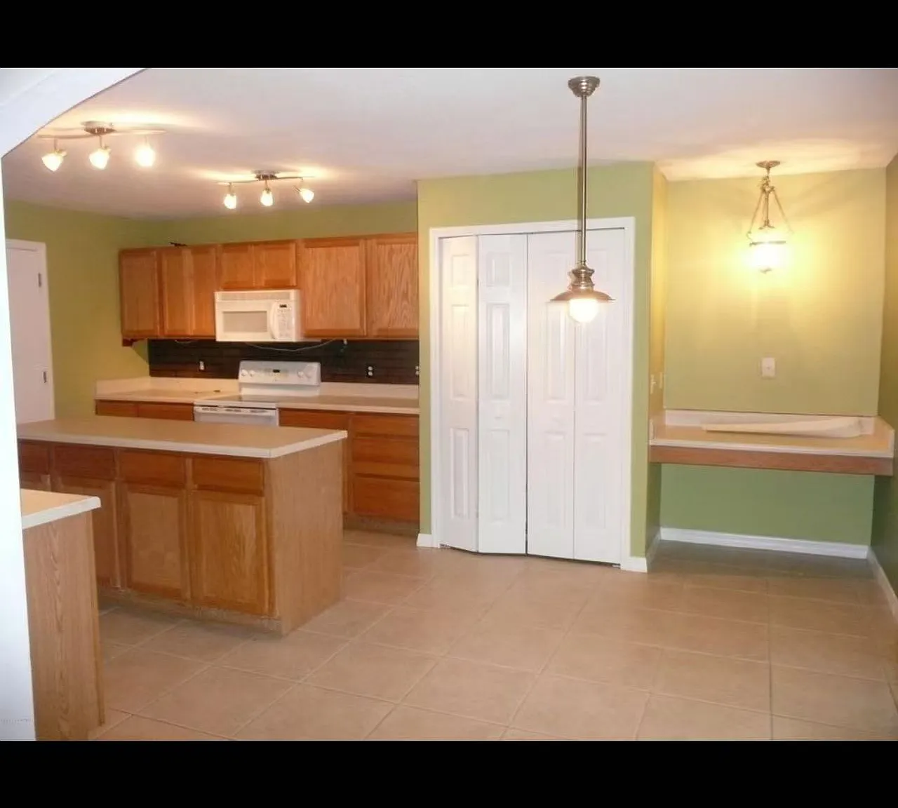 4 bed, 2.5 bath, 2352 sqft, $2,300 — Photo 4