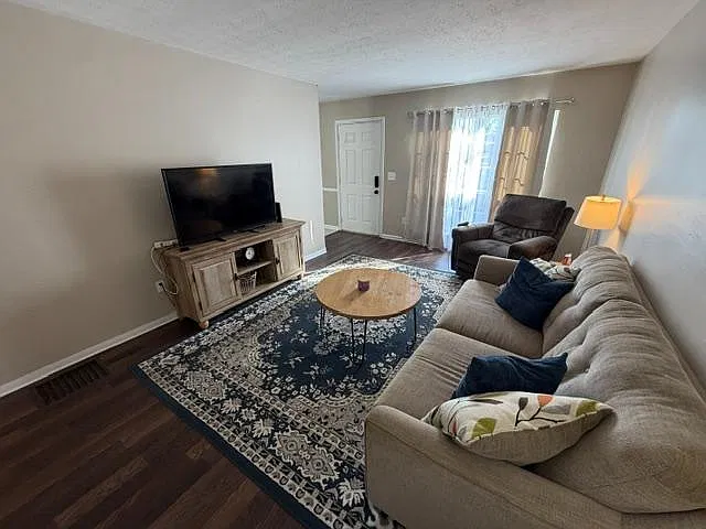 2105 N Main St — Photo 3