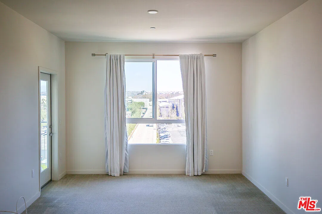 2 bed, 2.0 bath, 820 sqft, $4,295 — Photo 4