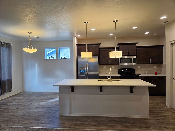 3rd image of 1005 W Sequoia Rd