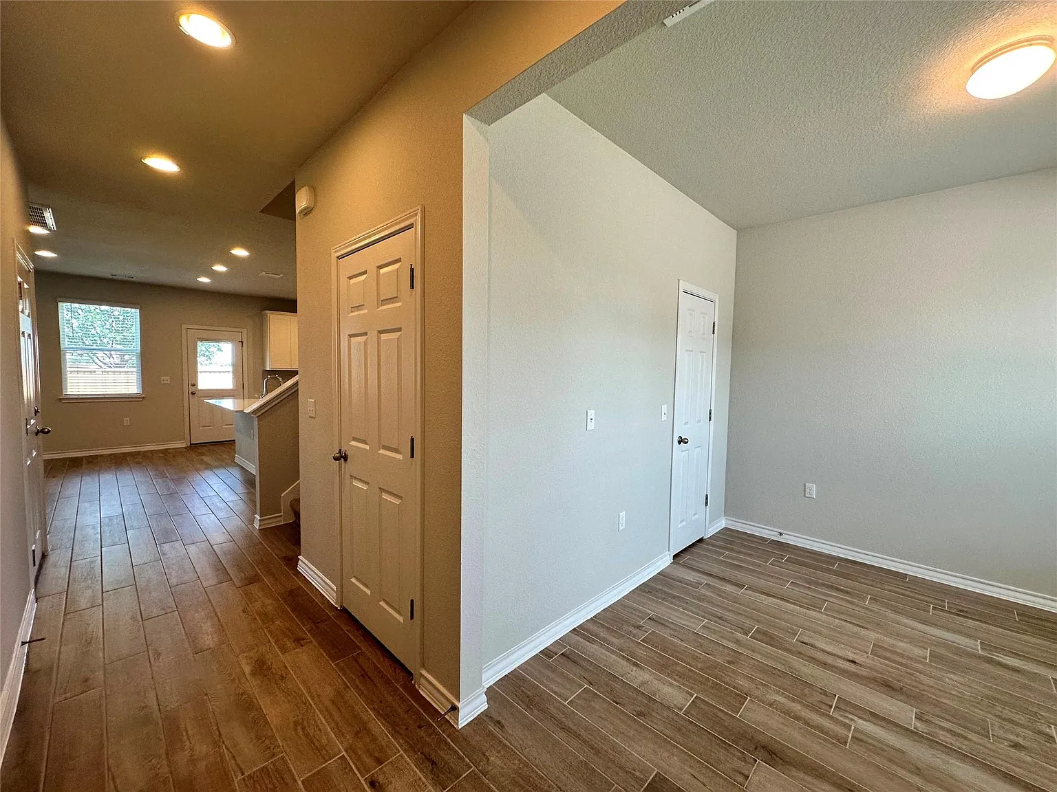 3 bed, 2.5 bath, 2076 sqft, $2,299 — Photo 2