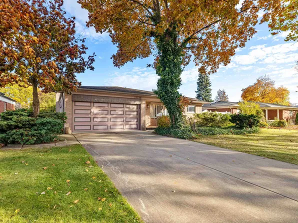 33538 Somerset Dr, Sterling Heights, MI 48312