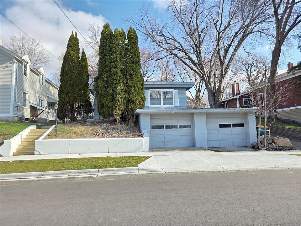 1st image of 712 Maple St W