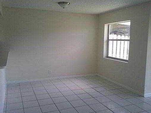 4th image of 833 Crystal Lake Dr