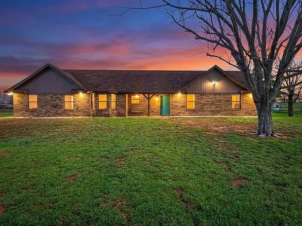 100 Green Meadows Cir, Springtown, TX 76082