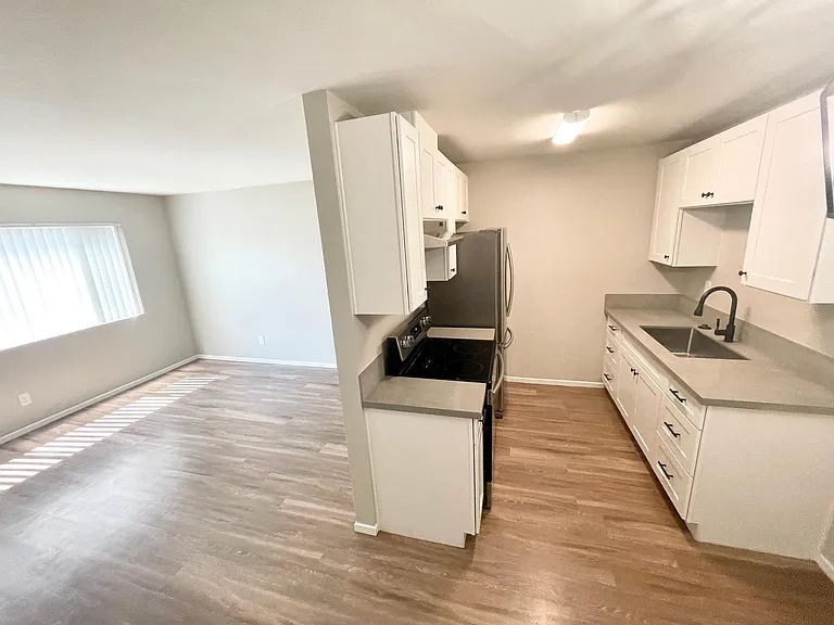 1141 E 7th St #3 — Photo 3