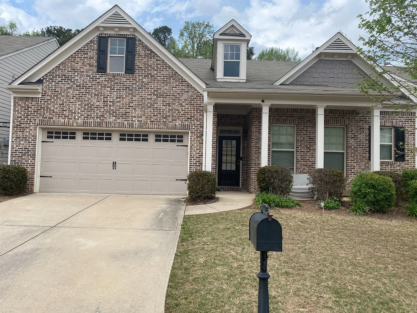 Small Single Family Home available for annual lease — Photo 1