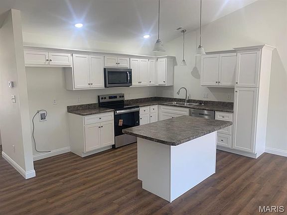 2nd image of 104 Redwood Ct #B