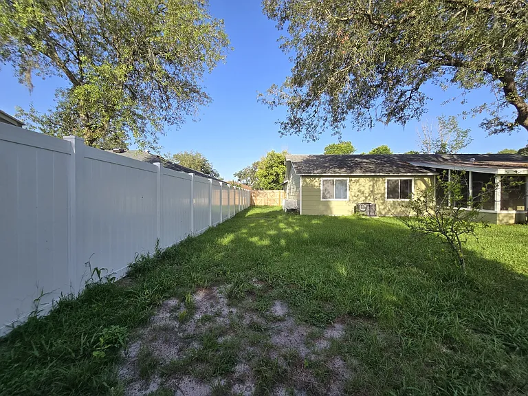 1545 Maxwell Ln — Photo 20