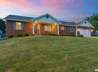 37 Knollwood Dr, Sherman, IL 62684