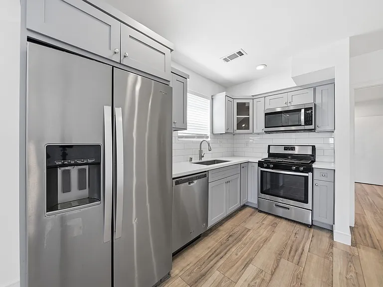 1235 1/2 W 39th Pl — Photo 23