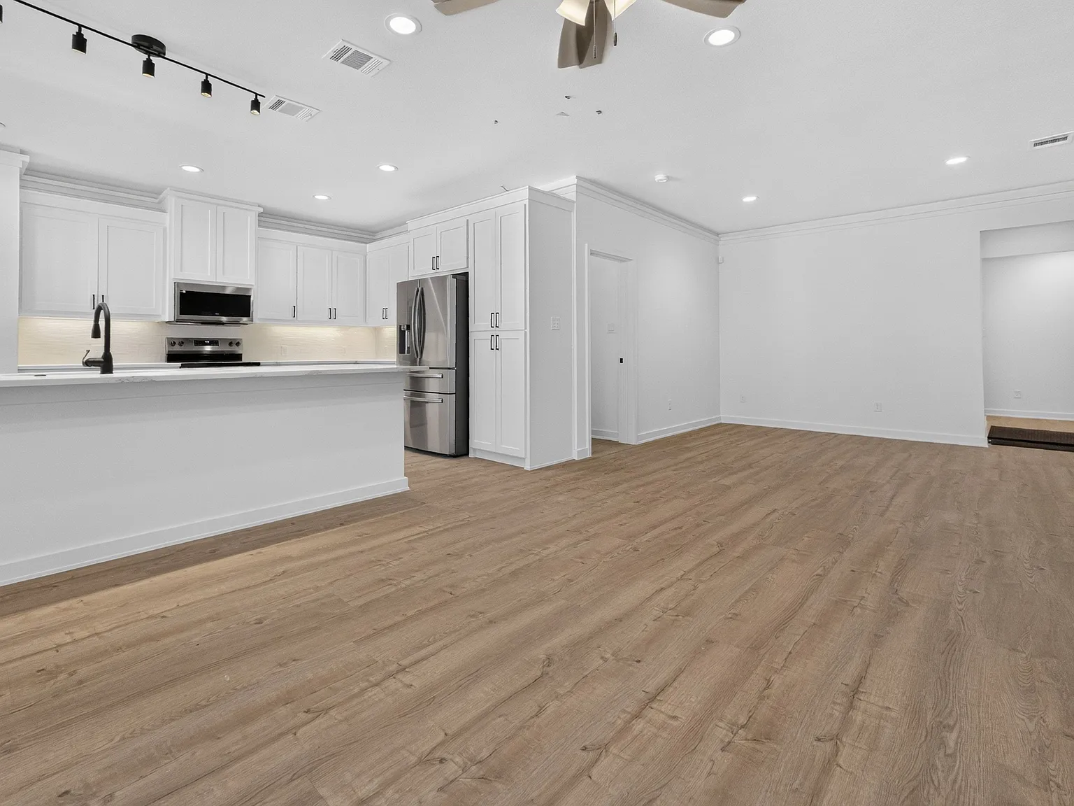 4 bed, 4.5 bath, 1981 sqft, $6,200 — Photo 2