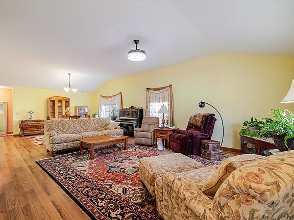 4th image of 1147 W Sugarberry Ct