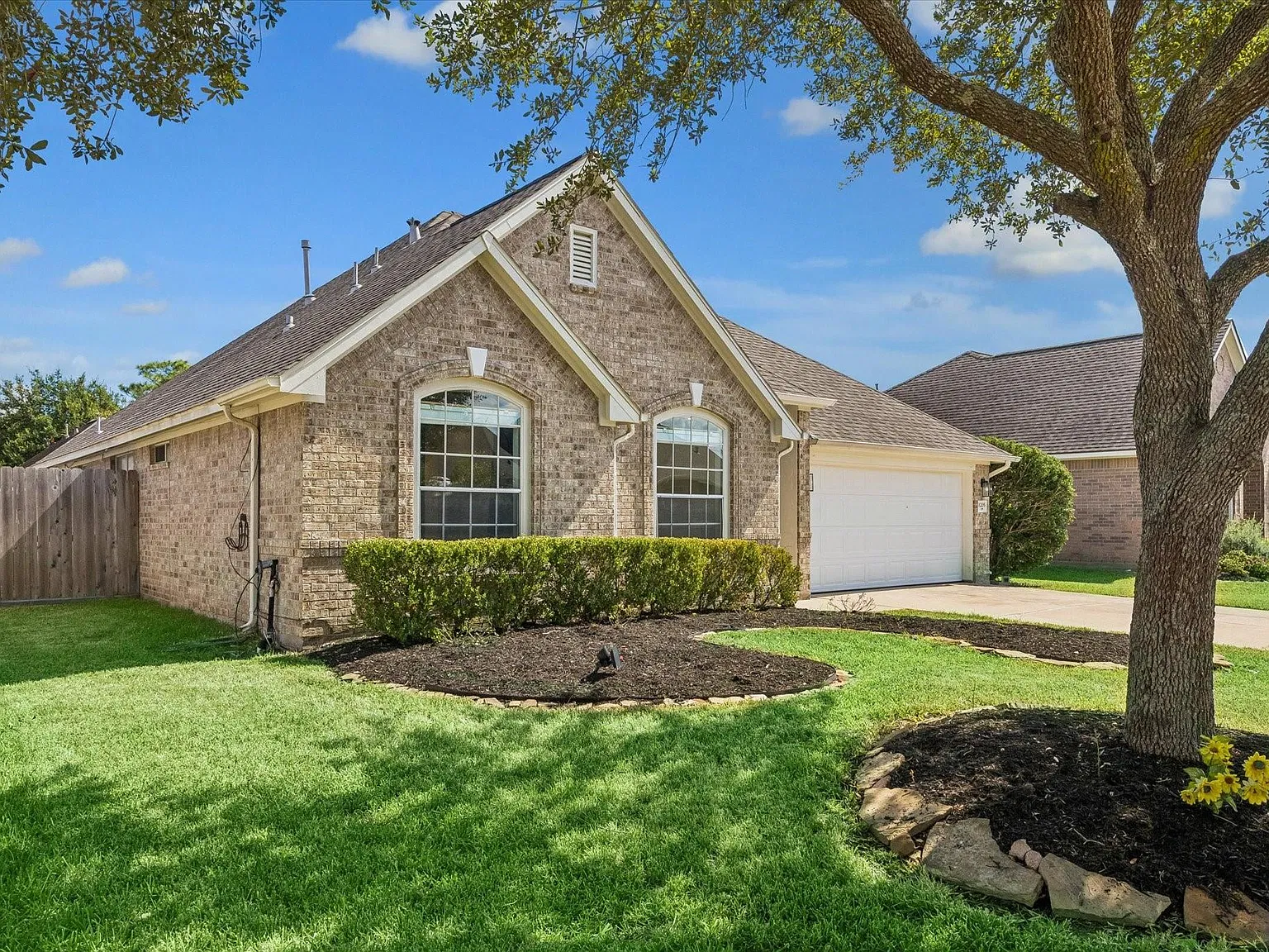 3 bed, 2.0 bath, 2018 sqft, $2,800 — Photo 2