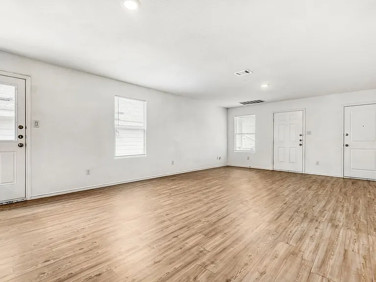 7102 Satellite Dr — Photo 15