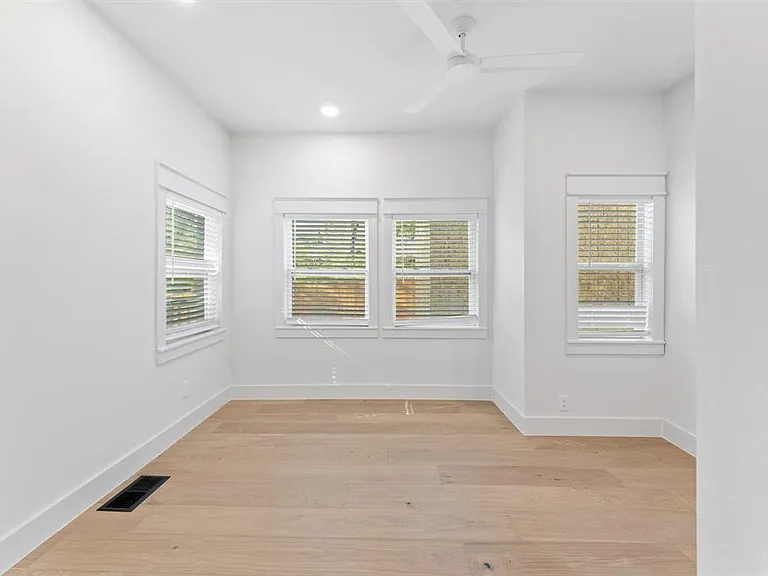 3301 Duval St — Photo 25