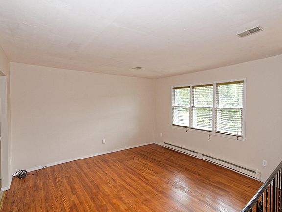 3rd image of 10 Cedarwood Dr