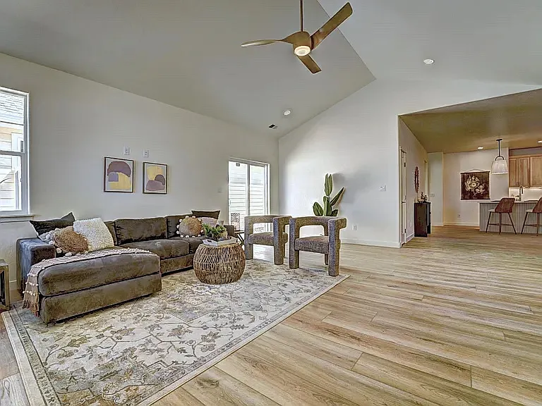 3 bed, 1679 sqft, $2,600 — Photo 2