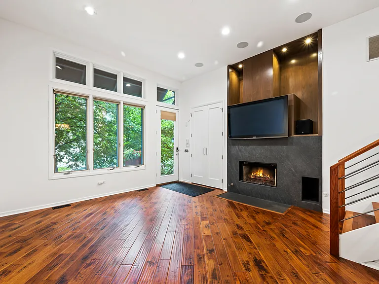 2257 W Saint Paul Ave — Photo 1