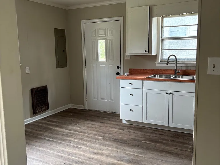 916 Greenwood St — Photo 2