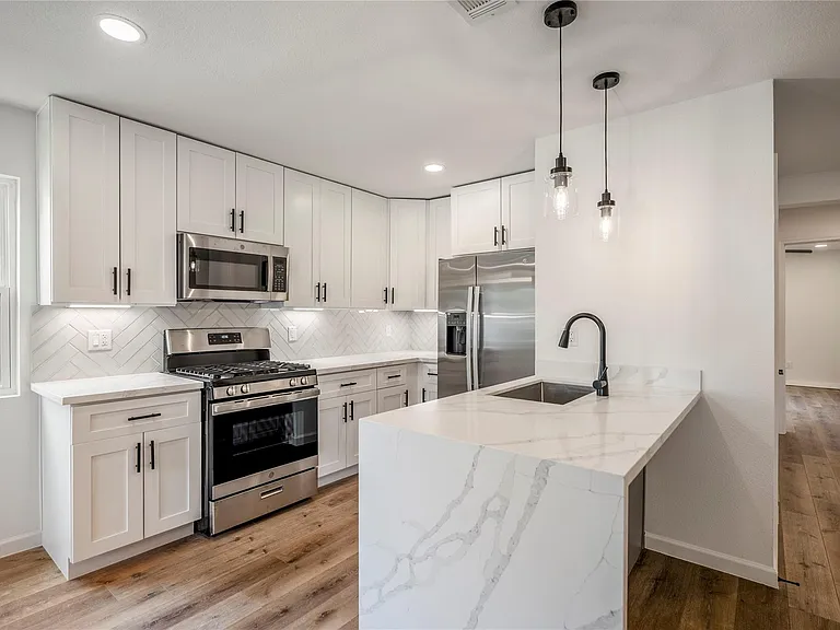 3923 Alsace St — Photo 8