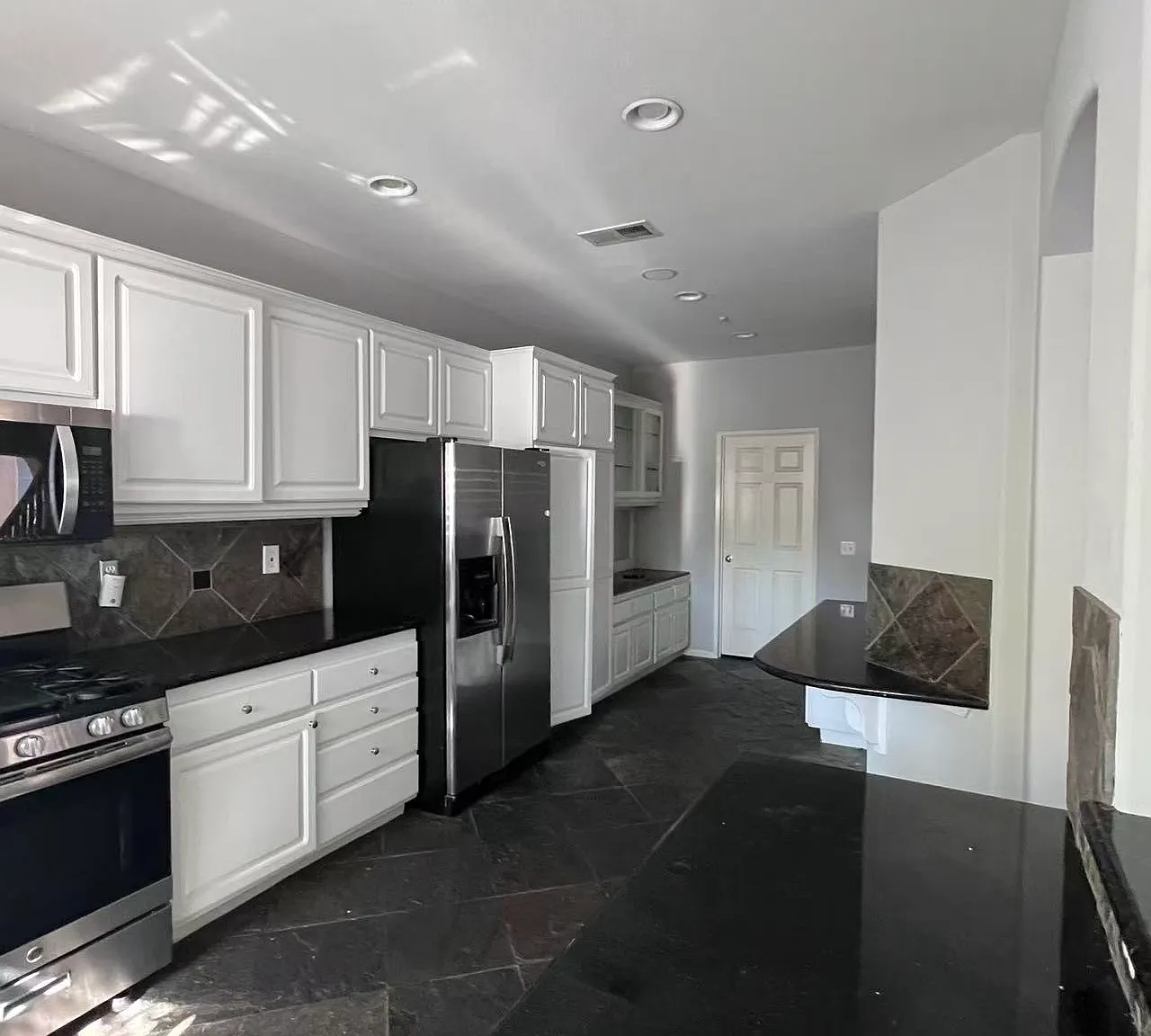 3 bed, 2.5 bath, 1574 sqft, $4,100 — Photo 2