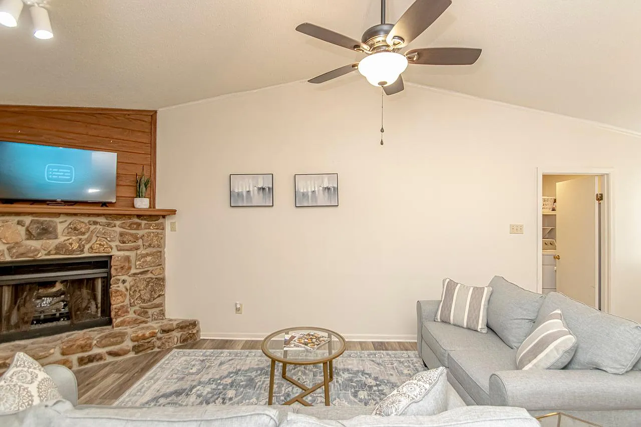 2 bed, 1000 sqft, $3,300 — Photo 4