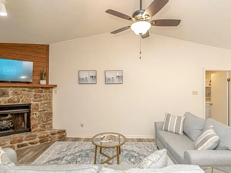 20 Woodhill Dr — Photo 4