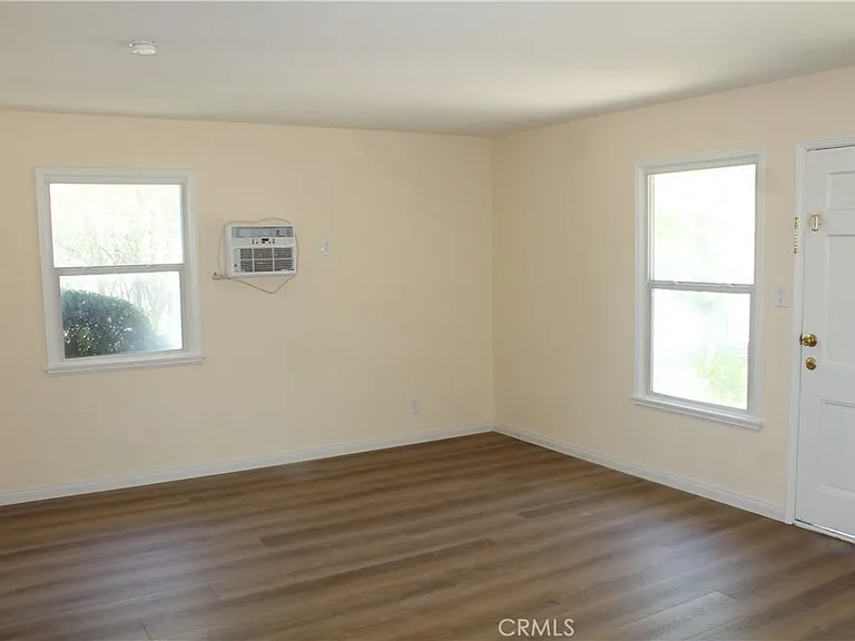 1613 W Victory Blvd — Photo 2