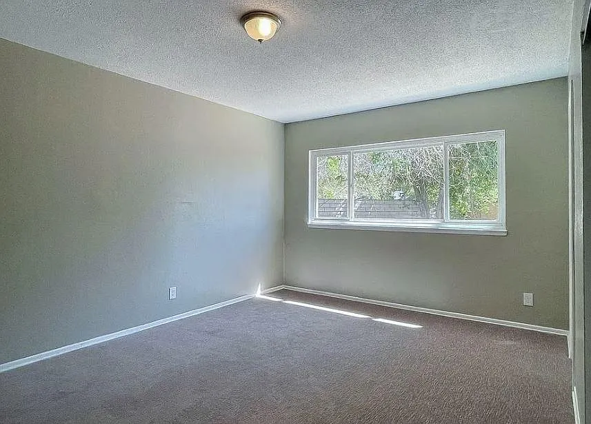 4 bed, 1219 sqft, $800 — Photo 2