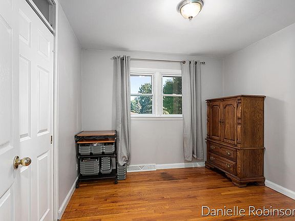 4th image of 1964 Benjamin Ave NE