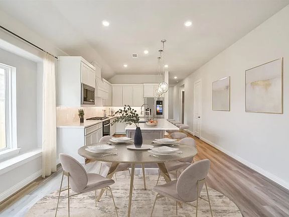 Plan 3034 dining - staged