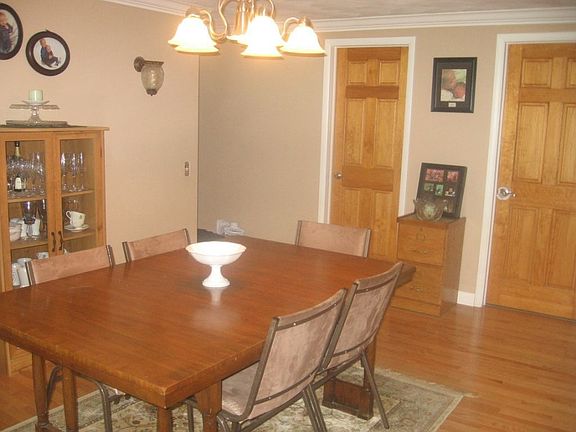 3rd image of 368 Woodside Ave