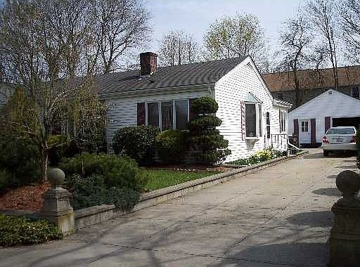 Exterior side/garage