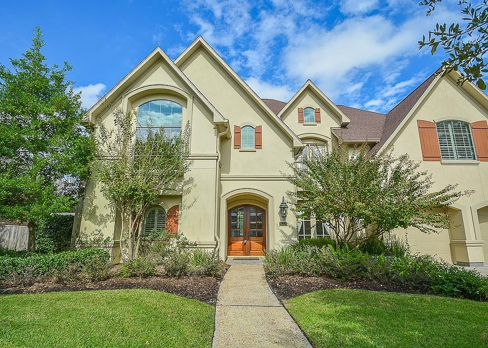 Front elevation of this amazing home.