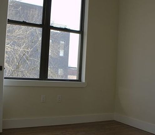 5th image of 288 Stockholm St
