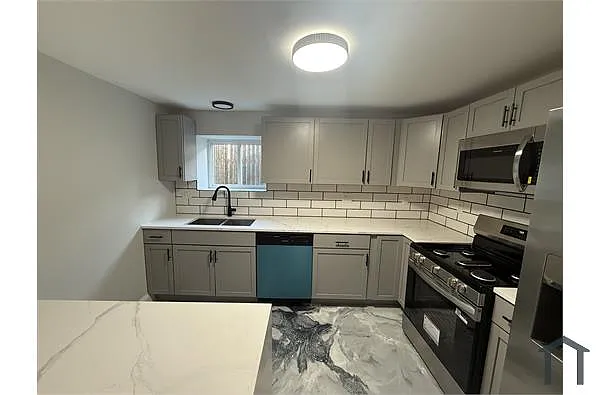 Building Photo - 14615 Hoyne Ave #B