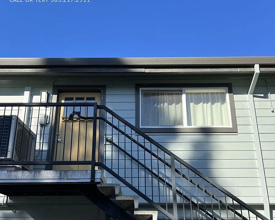 5715 NE Sacramento St #10