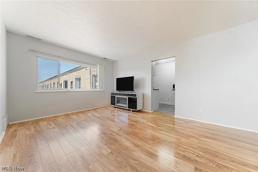 2 bed, 1.0 bath, $1,350 — Photo 3